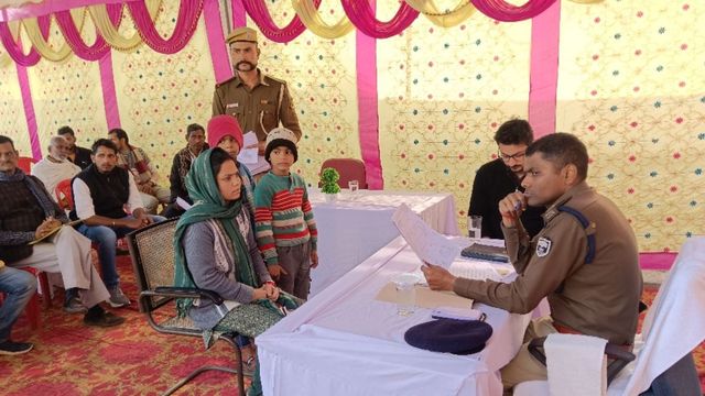 'मेरे जिंदा रहते बेटी ने जमीन बेच दी सर', भोजपुर में बुजुर्ग पिता का जनता दरबार में छलका दर्द
