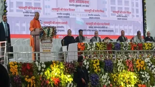 सुप्रीम कोर्ट के प्रधान न्यायाधीश (सीजेआइ) सूर्यकांत ने शनिवार को मुख्यमंत्री योगी आदित्यनाथ की उपस्थिति में छह जनपदों में एकीकृत न्यायालय परिसर का शिलान्यास किया।