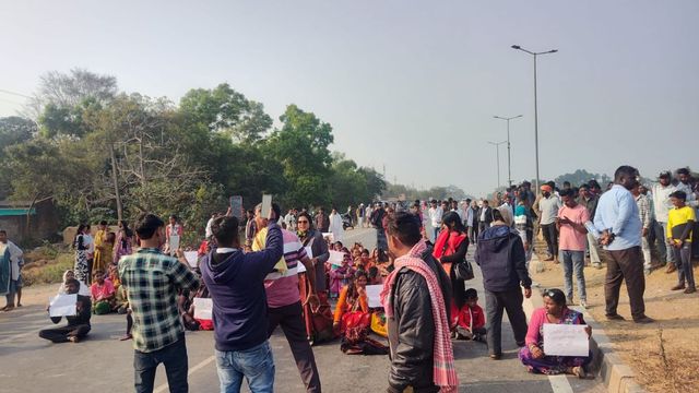 गालूडीह हत्याकांड के विरोध में NH-18 जाम, ग्रामीणों ने पुतरु के पास सड़क रोकी; पांचवें दिन भी नहीं हुआ अंतिम संस्कार