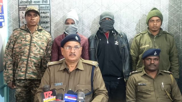 खरीददार बनकर कालीन व्यापारी को बुलाया, जंगल ले जाकर लूट लिए बाइक समेत नकदी व सामान, दो गिरफ्तार 
