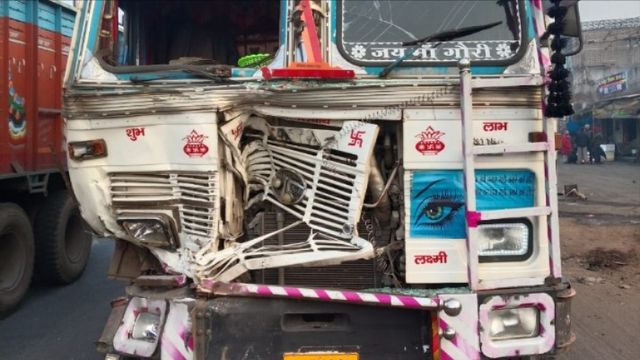 Hazaribagh Road Accident: घने कुहासे में भीषण सड़क हादसा, बस-ट्रक टक्कर से कंडक्टर समेत 5-6 यात्री घायल
