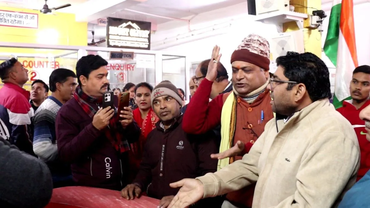 धर्म विशेष की प्रार्थना को लेकर स्कूल विवाद में घिरा, प्रार्थना गीत न गाने  पर छात्र से 50 उठक-बैठक का आरोप - burari school prayer row student punished  for not singing