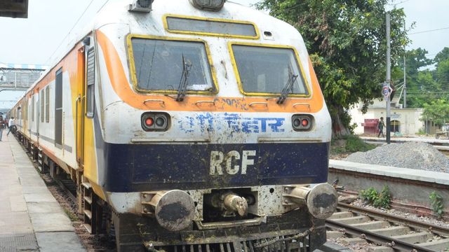 कानपुर में ट्रेन पर चढ़ने के दौरान ट्रैक पर गिरने से बची महिला, GRP सिपाही ने दौड़कर बचाई जान
