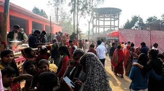 नगीना-बढ़ापुर रोड स्थित गांव नंदपुर के नंदलाल देवता महाराज पर कुत्ते द्वारा मंदिर की परिक्रमा करने के दौरान जमा भीड़। जागरण