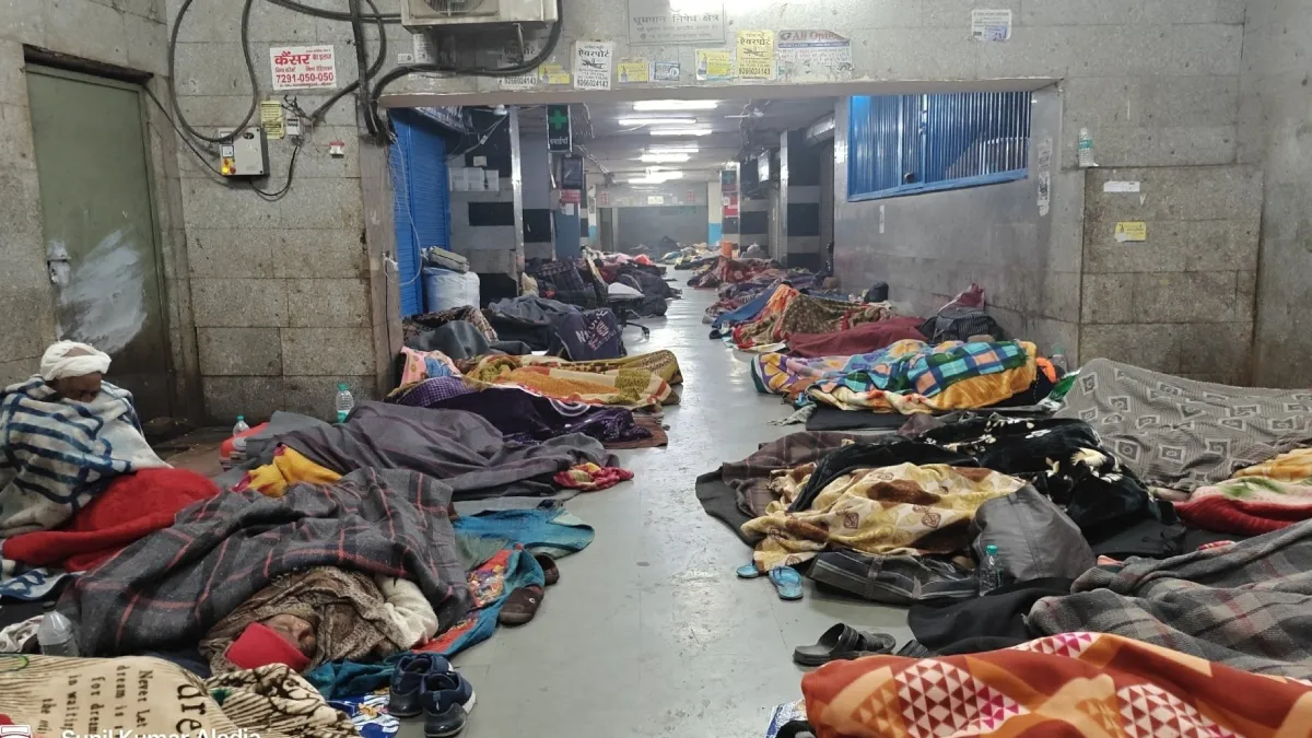 दिल्ली एम्स ने टेंट के लिए दी जमीन, लेकिन हकीकत में तीमारदारों को खुले में काटनी पड़ रही है रातें