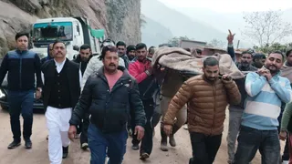 बिलासपुर में रेलवे प्रोजेक्ट के टिप्पर एक्सीडेंट में चालक की मौत के बाद लोगों ने चक्का जाम कर दिया। जागरण