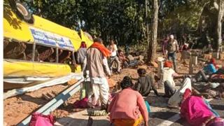 झारखंड बस हादसा: ब्रेक फेल होने से अनियंत्रित हुई स्कूल बस, सगाई कार्यक्रम में जा रहे थे ग्रामीण; 9 की मौत; 70 घायल