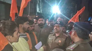 हिंदू संगठन के कार्यकर्ताओं को समझाइश देती पुलिस।