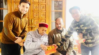 डॉ. अक्षित राणा पूर्व मुख्यमंत्री प्रेम कुमार धूमल से आशीर्वाद लेने पहुंचे।