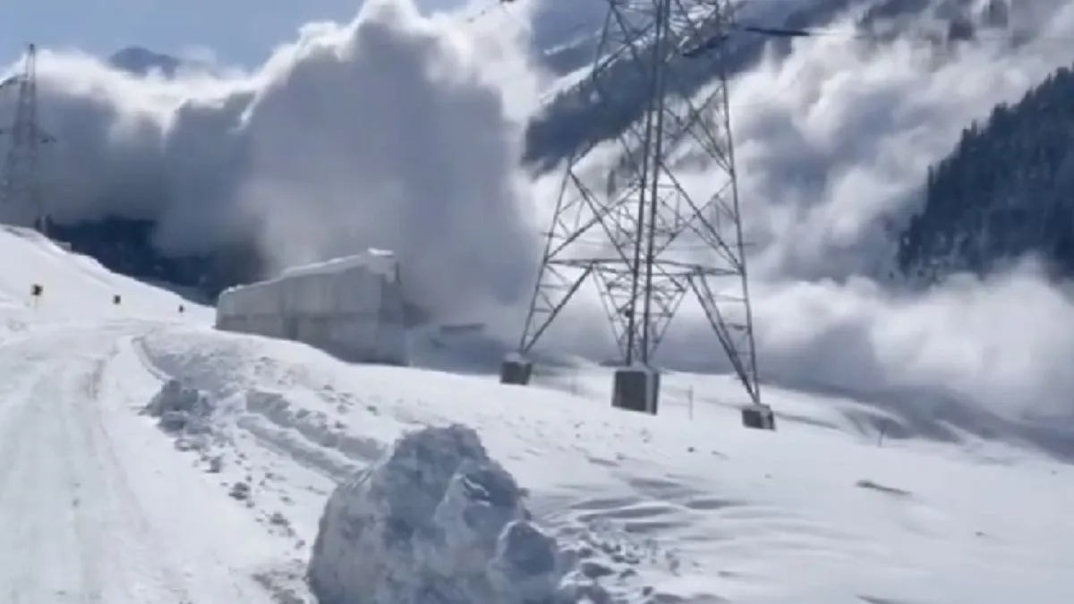 जम्मू में शीतलहर से मिली राहत, तापमान 20 डिग्री के पार; कश्मीर में बर्फबारी जारी
