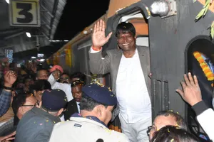 धनबाद स्टेशन पर अमृत भारत एक्सप्रेस ट्रेन के इंजन में सवार सांसद ढुलू महतो।