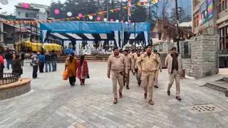 मनाली माल रोड पर सुरक्षा व्यवस्था जांचते पुलिस अधिकारी। जागरण