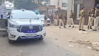 चित्रगुप्त नगर के गर्ल्स हॉस्टल के बहार पुलिस। (जागरण)