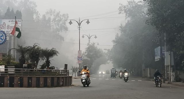 रोहतक में मौसम का खेल, कोहरे और ठंड के बाद खिली धूप; बाजारों में छाई रौनक
