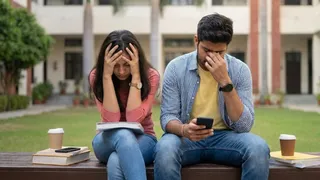 जरूरत से ज्यादा बातें बन सकती हैं 'ब्रेकअप' की वजह (Image Source: AI-Generated)