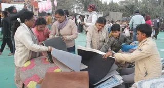 गोरखपुर महोत्सव में खरीदारी करते लोग। जागरण