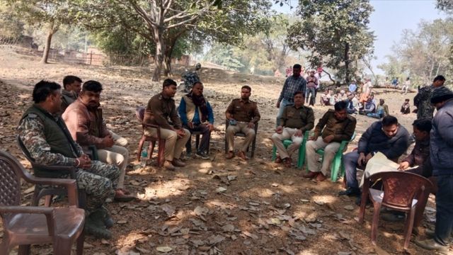 गिरिडीह में कब्रिस्तान के रास्ते पर मिट्टी डालने से भड़का विवाद, पथराव में 3 घायल; SDM ने सुलझाया मामल
