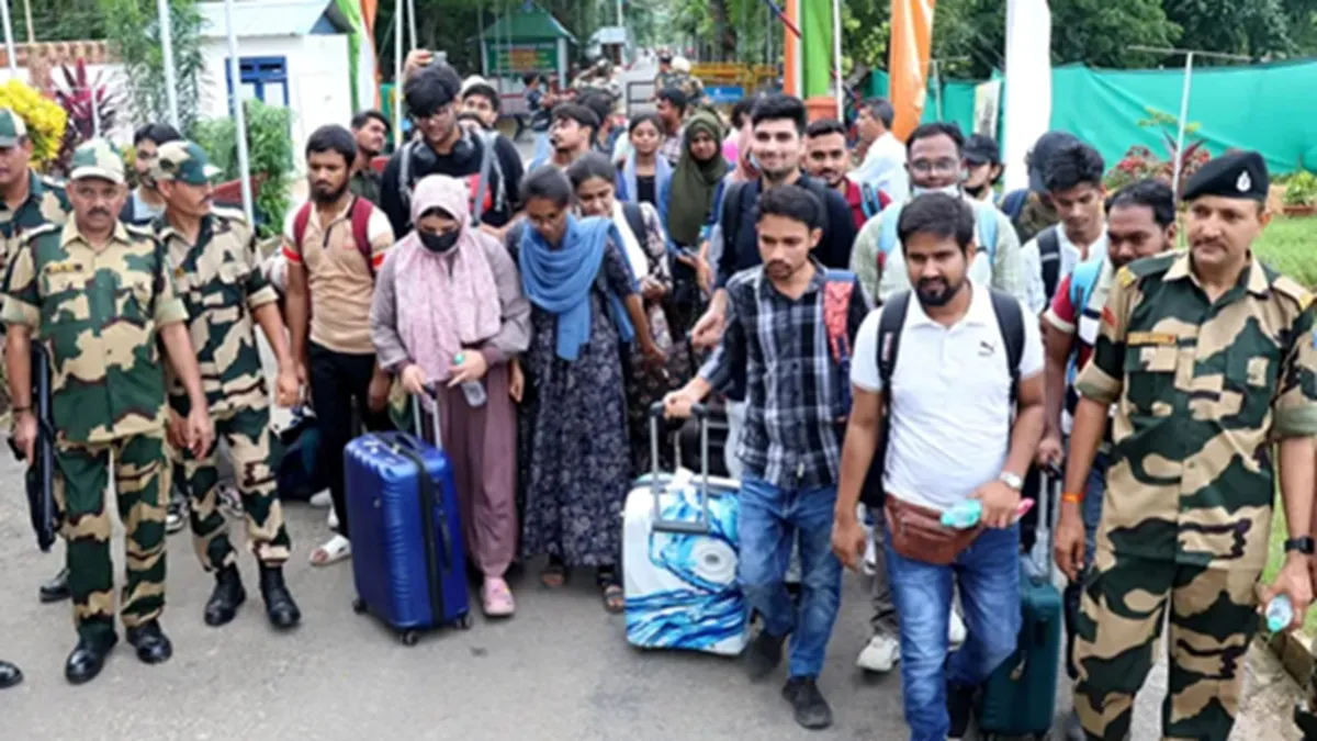 बांग्लादेश में राजनीतिक अस्थिरता के बीच भारतीय छात्रों में बढ़ रहा डर का माहौल, महिलाओं पर बढ़ रहे हमले