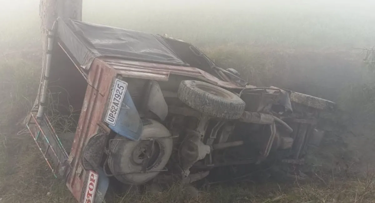 देवरिया में मौनी अमावस्या पर हादसा, कोहरे के कारण पलटी श्रद्धालुओं की जीप, पांच घायल
