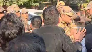 सपा सांसद का विरोध करते अधिवक्ता।