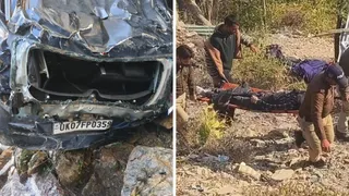 थाना कैम्पटी क्षेत्रांतर्गत कांडीखाल के पर खाई में गिरी कार। वहीं, चालक का शव लाती पुलिस। जागरण