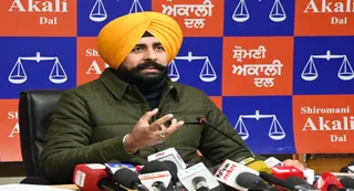 अकाली दल के वक्ता अर्शदीप सिंह कलेर मीडिया से बातचीत करते हुए।