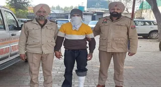 पाक्सो एक्ट के तहत गिरफ्तार आरोपी पुलिस टीम के साथ। - जागरण