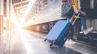 परीक्षा देने जा रही महिला के साथ ट्रेन में चोरी।