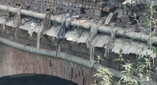 जीआरपी-किला लाल सिंह के पुल की जर्जर हाल रेलिंग (फोटो: जागरण)