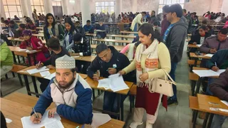 परीक्षा देते छात्र-छात्राएं