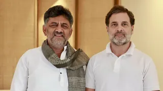 डीके शिवकुमार और राहुल गांधी। (फाइल फोटो)