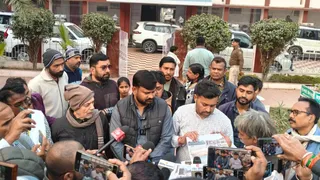 समाहरणालय परिसर में पत्रकारों से बात करते पूर्व विधायक अजीत कुमार सिंह। जागरण