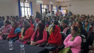 नंदानगर ब्लाक सभागार में आयोजित महापंचायत में मौजूद हकहकूकधारी और स्थानीय नागरिक। जागरण