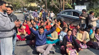 जाेगेंद्रनगर में उपडाकघर बंद करने के विरोध में प्रदर्शन करते लोग। जागरण