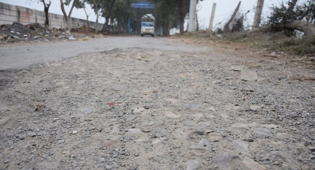 90 लाख की सड़क 15 दिन में 64 जगह से टूटी, पानीपत मोहाली-बबैल रोड पर खुली घटिया निर्माण की पोल
