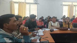 बीएलओ को दूसरे राज्यों की मतदाता सूची डाउनलोड करने की प्रक्रिया समझाते प्रखंड पंचायत राज पदाधिकारी सूर्यनारायण चाैधरी।