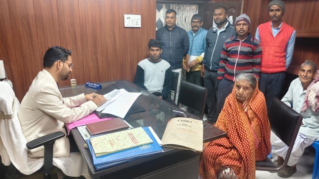 'साहब हम जिंदा हैं और हमें मृत घोषित कर दिया...', सिवान में बीडीओ से कई लोगों ने की शिकायत
