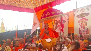 प्रयागराज माघ मेला स्थित शिविर के बाहर धरने पर बैठे स्वामी अविमुक्तेश्वरानंद ने सरकार पर गंभीर आरोप लगाए। जागरण