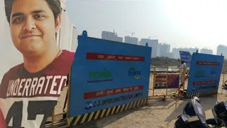 सेक्टर 150 में जहां युवराज मेहता की मौत हुई थी, वहां डिवाइडर व बैरिकेडिंग लगाए, रिफ्लेक्टर नहीं। जागरण