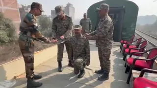 सलामी दी, रैंक बैज पहनाया... चलती ट्रेन में सेना ने आयोजित की प्रमोशन परेड, वीडियो हो गया वायरल