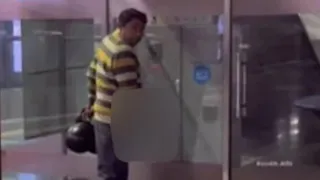 मेट्रो स्टेशन पर खुलेआम पेशाब करता शख्स। (फोटो क्रेडिट - इंटरनेट मीडिया)