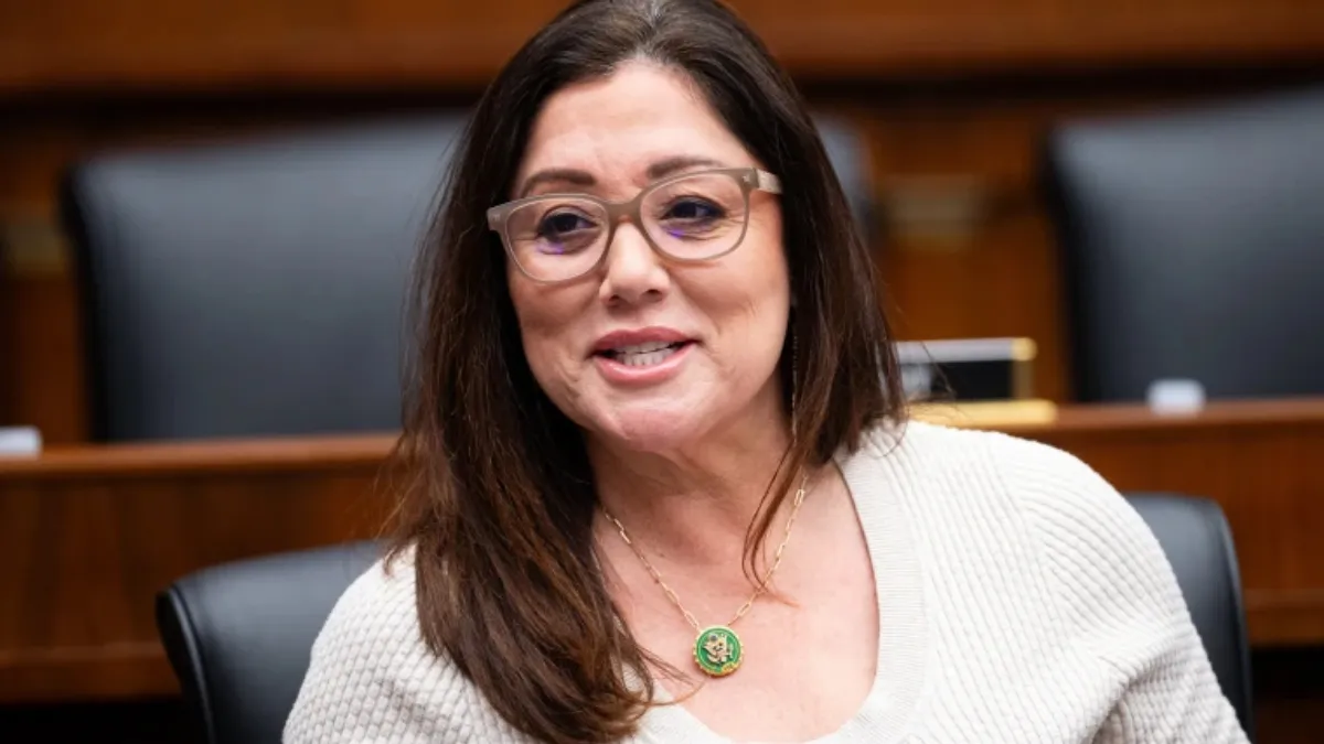  ट्रंप की मंत्री के ऑफिस में मिली शराब, सरकारी खर्चे पर जूनियर को स्ट्रिप क्लब भी लेकर गई; जांच के आदेश