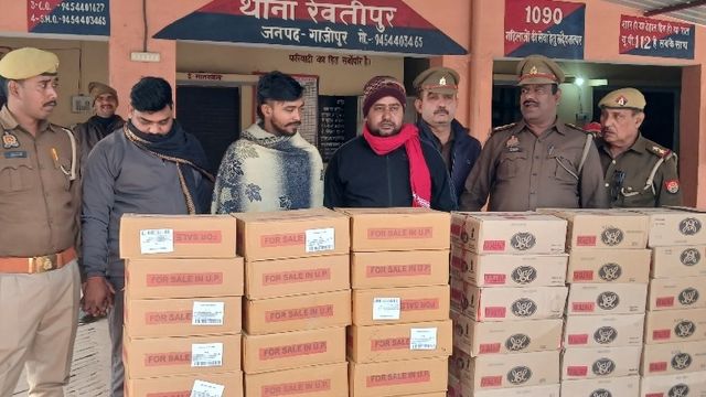 बिहार ले जाने के लिए मकान में रखी 59 पेटी शराब बरामद, तीन आरोपी गिरफ्तार
