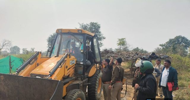 चंदौली में 12 बीघा गेहूं की फसल पर प्रशासन ने चलवाया बुलडोजर, सरकारी वन भूम‍ि को कराया गया कब्‍जामुक्‍त
