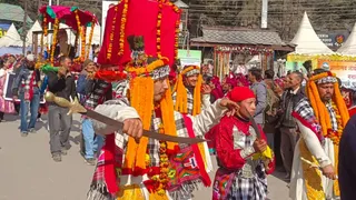 मनाली विंटर कार्निवाल में झांकी के माध्यम से हिमाचल की विरासत की झलक बिखेरता दल। जागरण
