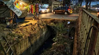 Ghaziabad में खुले नाले बने जानलेवा, हर बारिश में बढ़ रहा हादसों का खतरा 7 गाजियाबाद में खुले नाले दे रहे हादसों को दावत, किसी 'युवराज' का कर रहे इंतजार - Ghaziabad Open Drains Accident Hotspots Awaiting Action