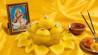 Basant Panchami Special Recipe: मां सरस्वती को लगाएं अपने हाथों से बने 'राजभोग' का भोग (Image Source: AI-Generated)
