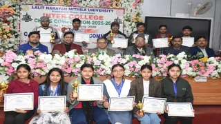 विजेता प्रमाण पत्र के साथ छात्र छात्राएं। जागरण