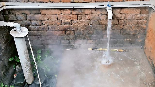 हैरान करने वाला मामला! 90 फीट गहरी बोरिंग से निकल रहा इतना गर्म पानी कि नहाने को अलग से मिलाना पड़ रहा ठंडा 
