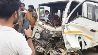 टक्कर से वाहन बुरी तरह क्षतिग्रस्त हो गया।